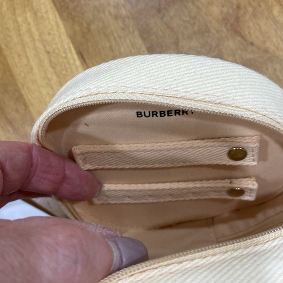 NWOT. Burberry, small makeup bag. - Picture 7 of 12